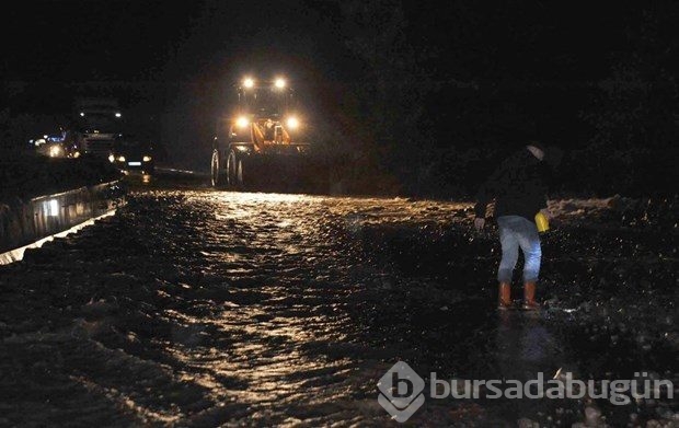 Şiddetli yağış yol kapattı