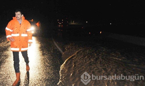 Şiddetli yağış yol kapattı
