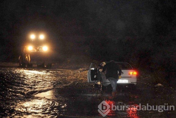 Şiddetli yağış yol kapattı