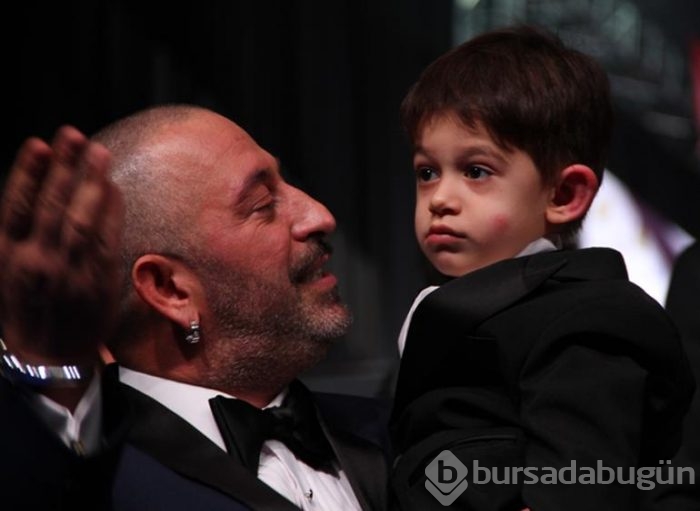 'İlla gelip bir şarkı okuyacağım'