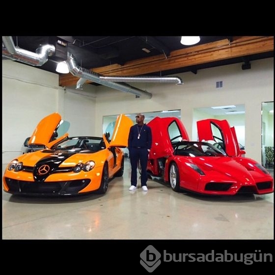 Lüks arabalarını ve uçağını sergiledi