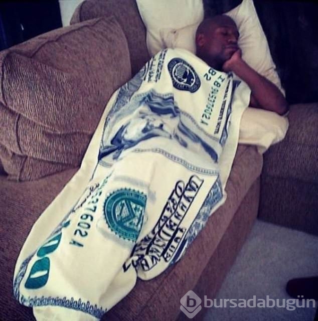 Lüks arabalarını ve uçağını sergiledi