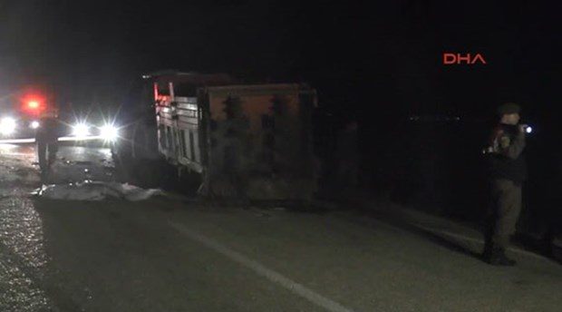 Yolun ortasına bıraktı, otomobil çarptı: 2 ölü