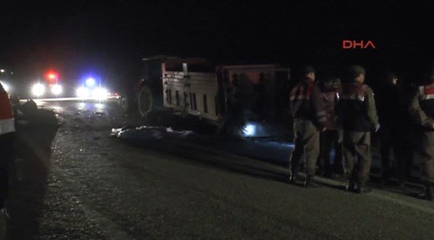 Yolun ortasına bıraktı, otomobil çarptı: 2 ölü