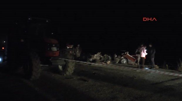 Yolun ortasına bıraktı, otomobil çarptı: 2 ölü