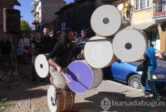 6 davulu aynı anda çalıyor
