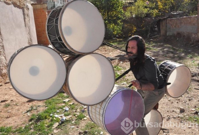 6 davulu aynı anda çalıyor