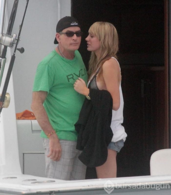 Charlie Sheen HIV virüsü mü taşıyor?