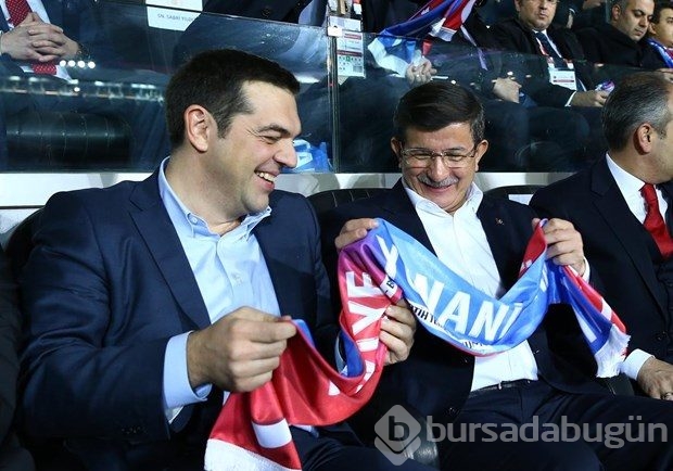 Davutoğlu ile Çipras maçı birlikte izledi