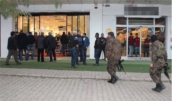 Mağaza çalışanını rehin alan şahıs intihar etti