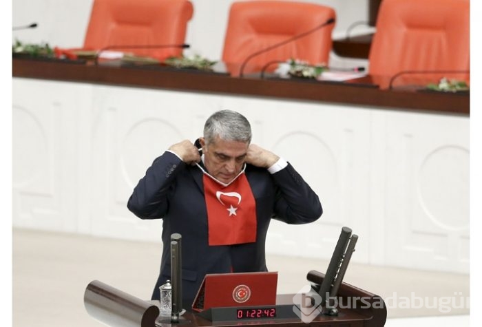 Türk bayrağını asarak yemin etti