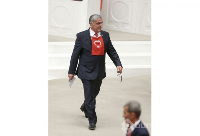 Türk bayrağını asarak yemin etti