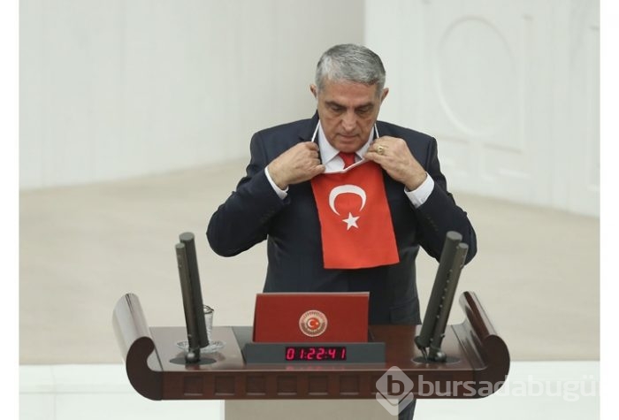 Türk bayrağını asarak yemin etti