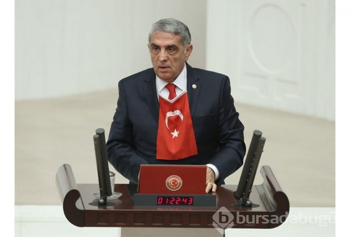 Türk bayrağını asarak yemin etti