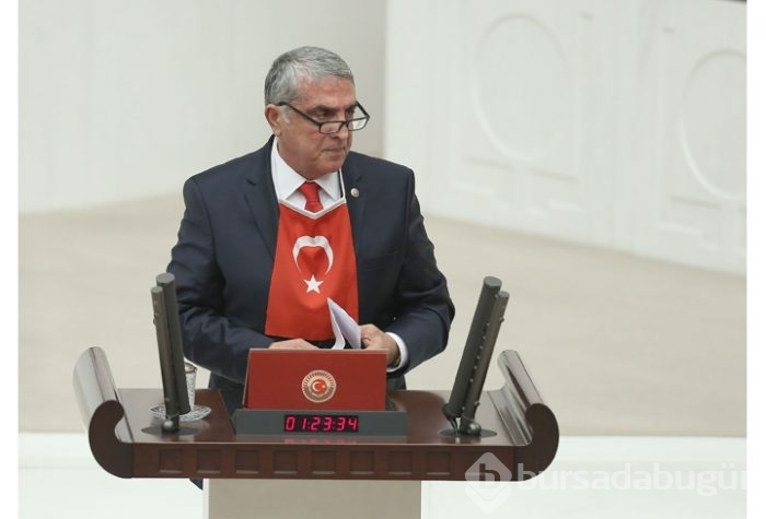 Türk bayrağını asarak yemin etti