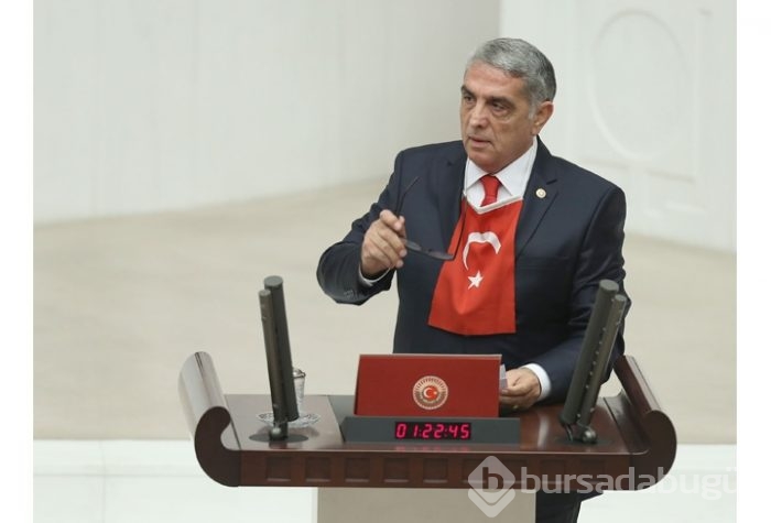 Türk bayrağını asarak yemin etti