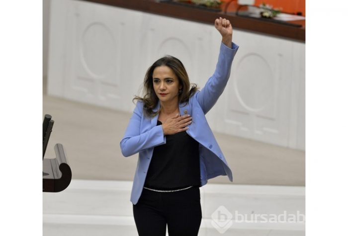 Türk bayrağını asarak yemin etti