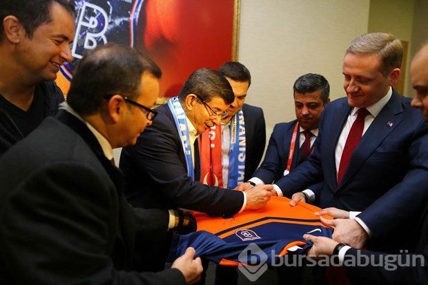 Davutoğlu ve Çipras soyunma odasında