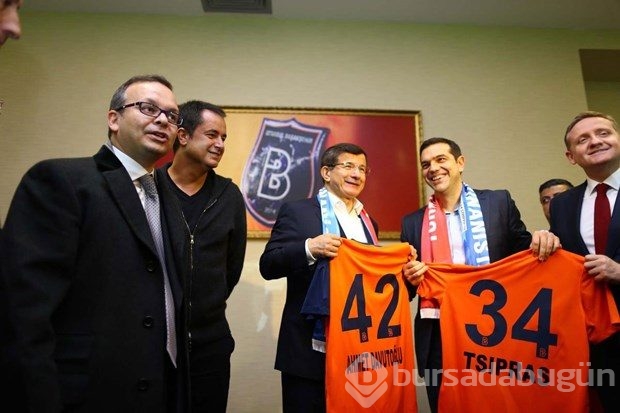 Davutoğlu ve Çipras soyunma odasında