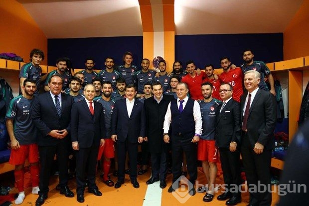 Davutoğlu ve Çipras soyunma odasında