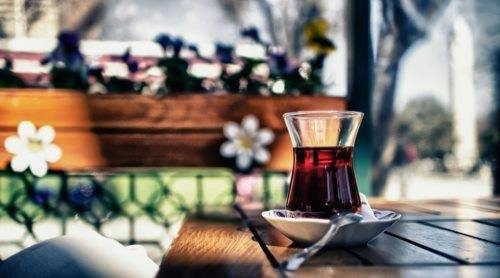 Edebiyatın çayla bir ilgisi olduğunu gösteren bol demli 22 dize