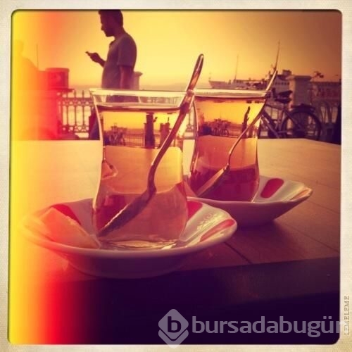 Edebiyatın çayla bir ilgisi olduğunu gösteren bol demli 22 dize