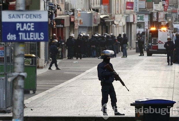 Paris'te terörist avı