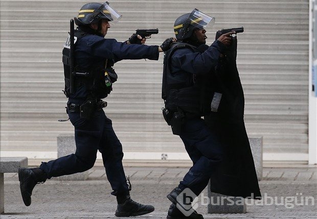 Paris'te terörist avı