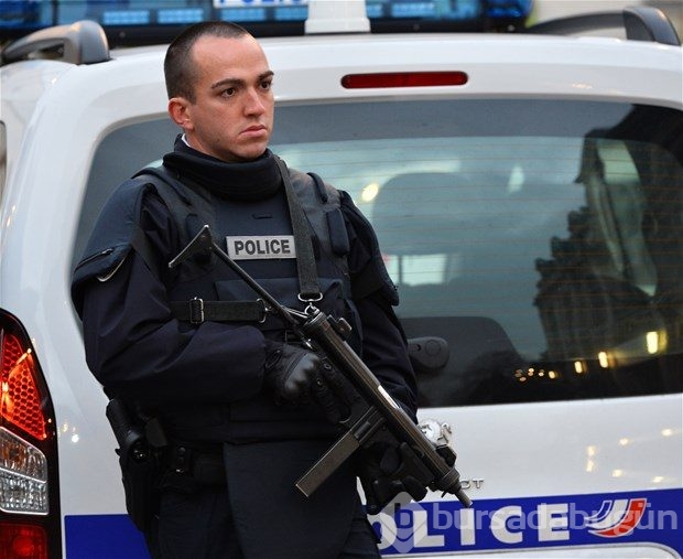 Paris'te terörist avı