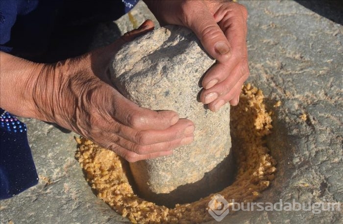 Hakkari'de asırlık buğday dövme geleneği