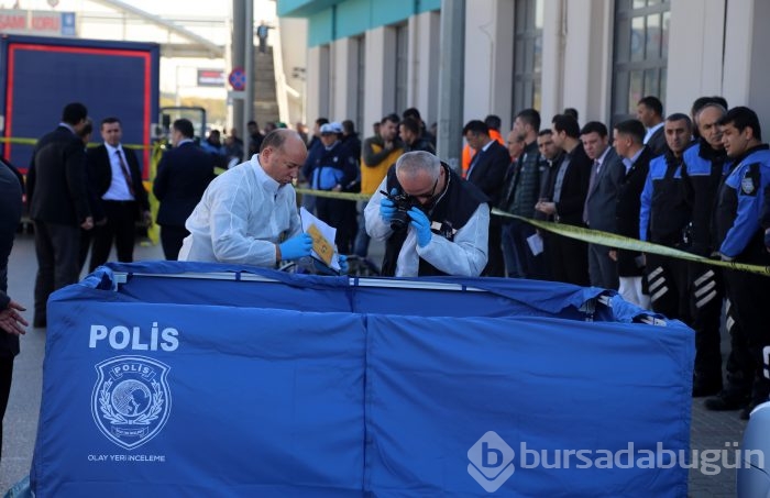Bursa'da polis memuru motosikletiyle kamyonun altında kaldı!