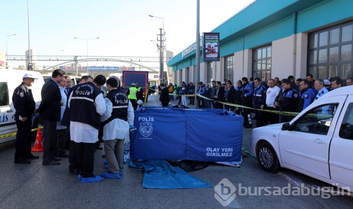Bursa'da polis memuru motosikletiyle kamyonun altında kaldı!