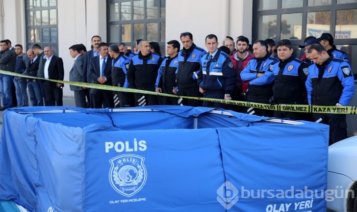 Bursa'da polis memuru motosikletiyle kamyonun altında kaldı!