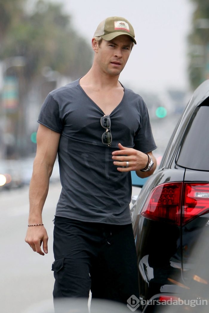 Yakışıklı oyuncu Chris Hemsworth tanınmaz halde