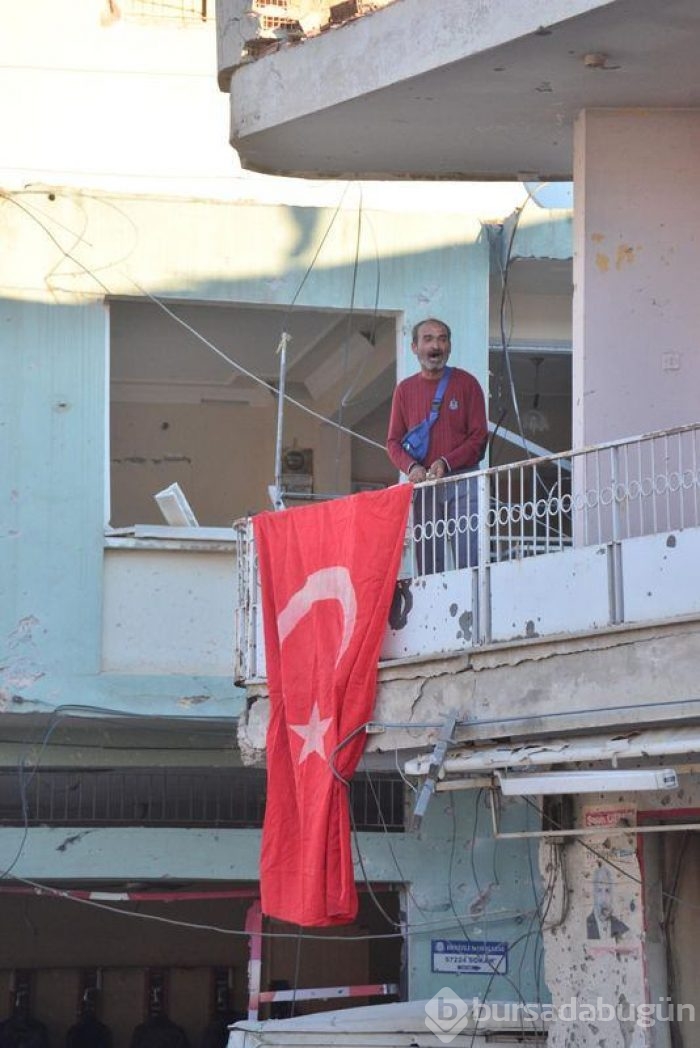 Adana'da polis merkezine bombalı araçla saldırı