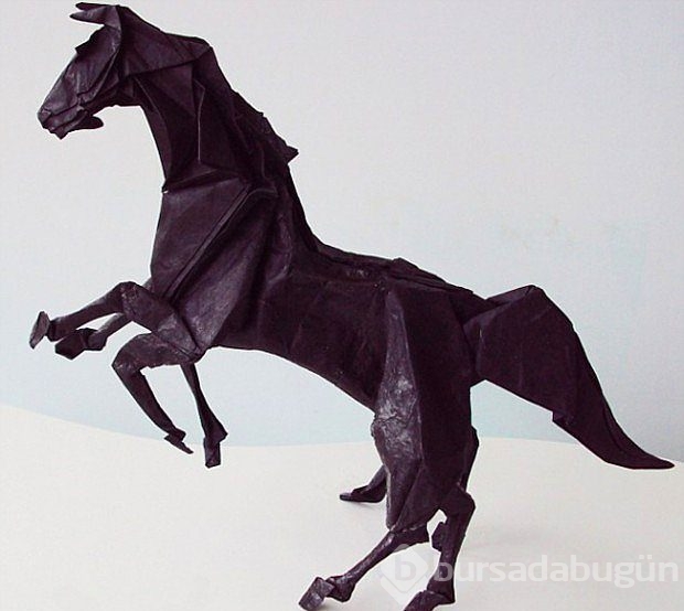 "Origami nedir?" sorusuna cevap niteliğinde 27 sanat eseri