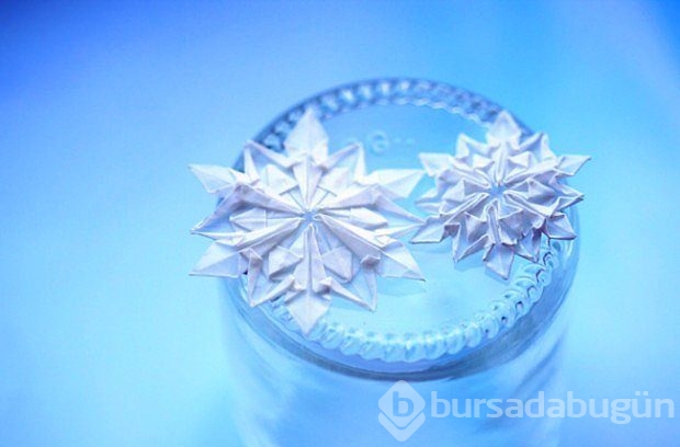 "Origami nedir?" sorusuna cevap niteliğinde 27 sanat eseri