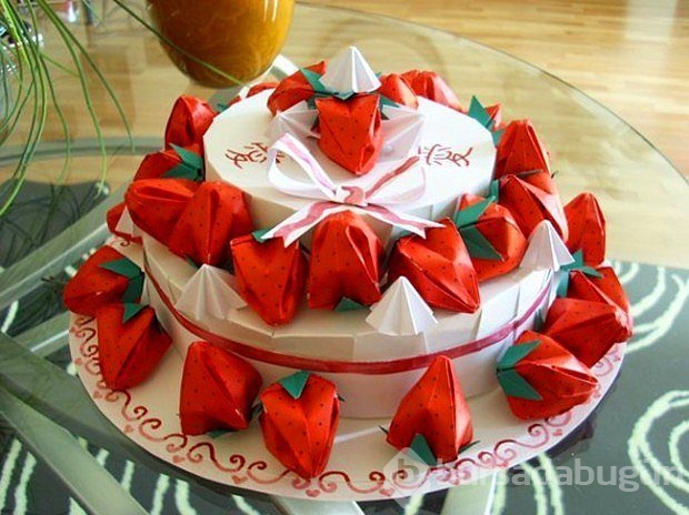 "Origami nedir?" sorusuna cevap niteliğinde 27 sanat eseri