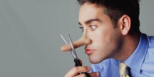 Bir erkeğin yalan söylediği nasıl anlaşılır?