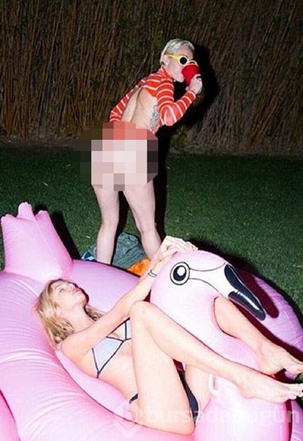 Miley Cyrus çıplaklığı abarttı 