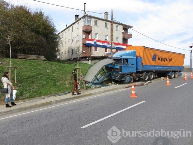İstanbul'da TIR otobüs durağına daldı