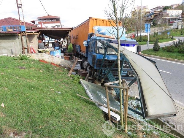 İstanbul'da TIR otobüs durağına daldı