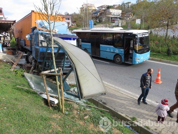 İstanbul'da TIR otobüs durağına daldı