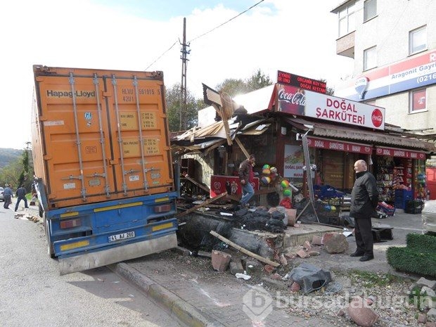 İstanbul'da TIR otobüs durağına daldı