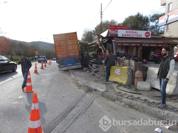 İstanbul'da TIR otobüs durağına daldı