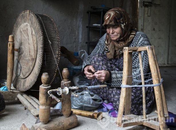 Kumaşa 120 yıllık tezgahta hayat veriyor