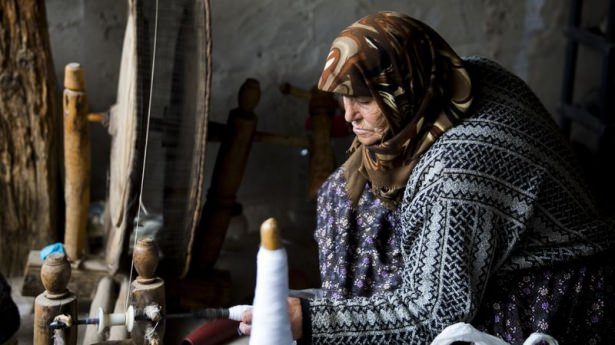 Kumaşa 120 yıllık tezgahta hayat veriyor
