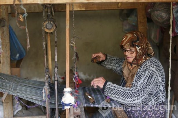 Kumaşa 120 yıllık tezgahta hayat veriyor