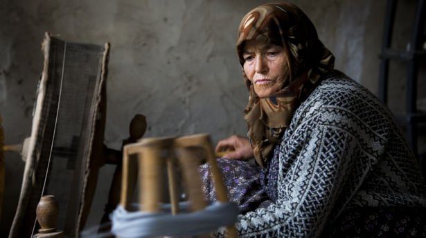 Kumaşa 120 yıllık tezgahta hayat veriyor