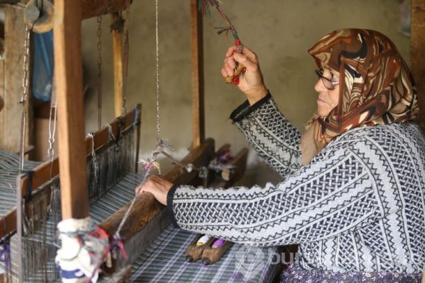 Kumaşa 120 yıllık tezgahta hayat veriyor